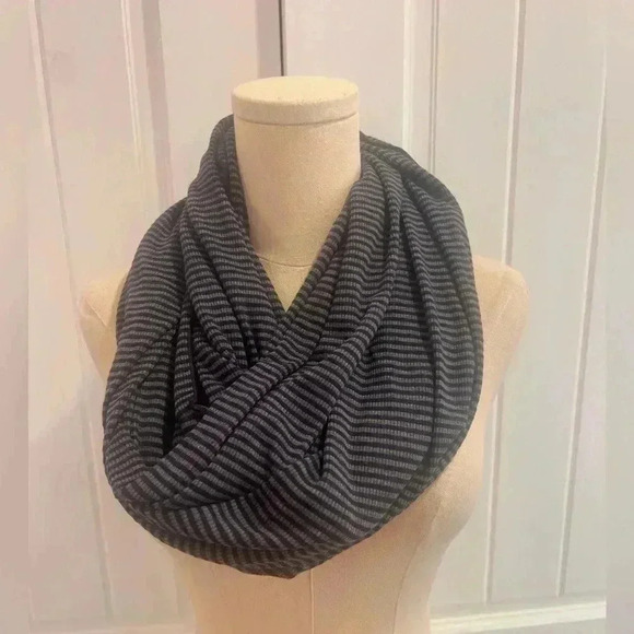 LAmade Gray and Navy Striped Infinity Scarf NWT - Picture 1 of 1